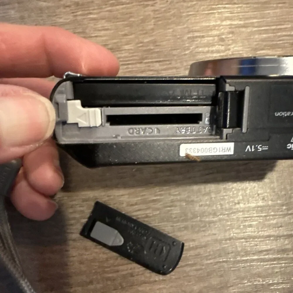 Panasonic LUMIX DMC-FH27 16MP Digital Camera Tested Battery